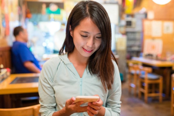 犯罪分子利用微信群控设备，以美女诱惑加好友，向用户索要红包，推荐股票，销售色情视频等骗钱